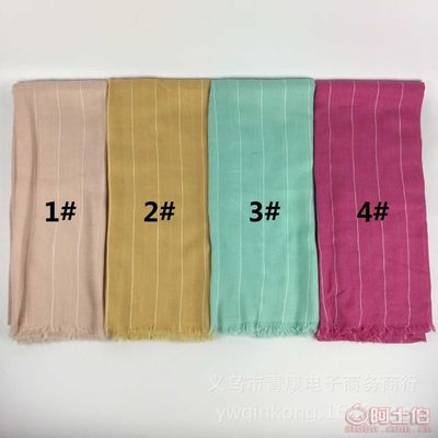 時(shí)尚與舒適并存 新款白線條紋圍巾的百搭魅力